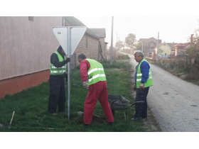 U opštini Pećinci postavljeno 100 novih saobraćajnih znakova